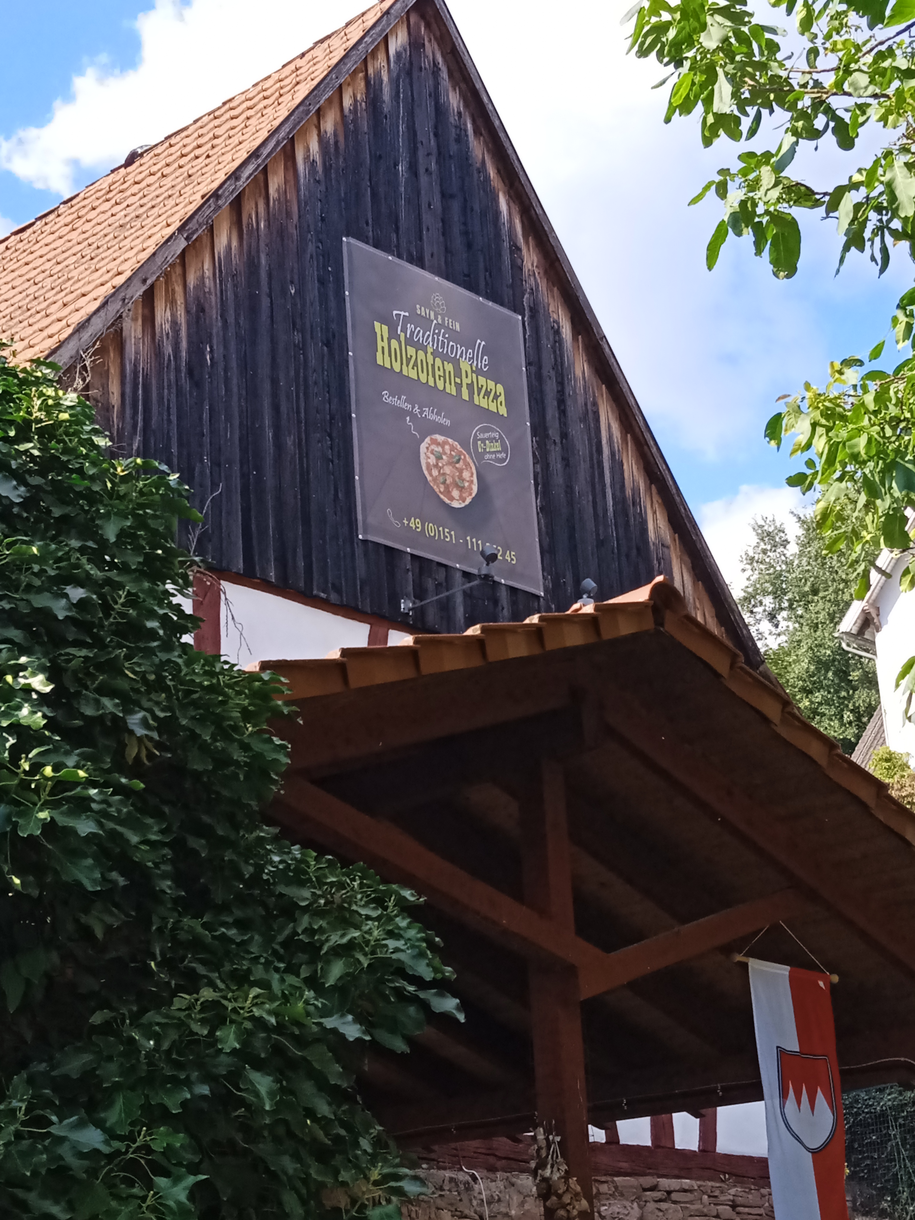 Echte Außenansicht von Sayn & Fein im Garten eines Wohnhauses in Zimmern