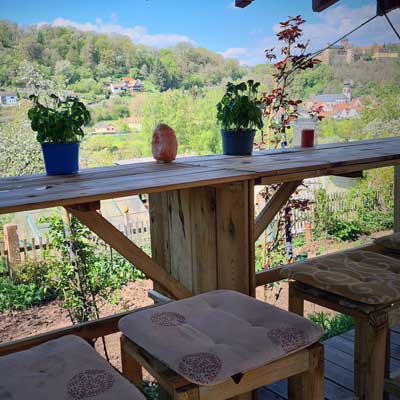 Echte überdachte Holzterrasse von Sayn & Fein mit Aussicht über Zimmern